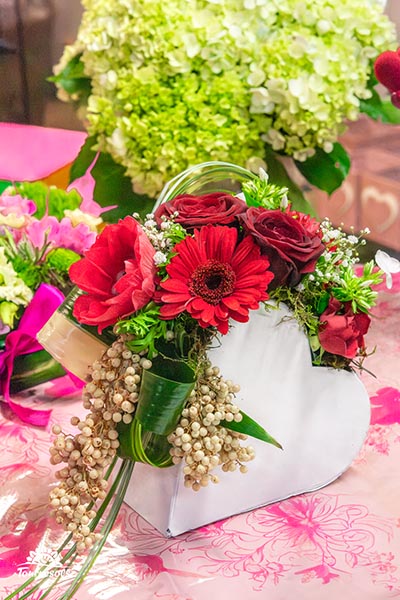 Compo de roses et fleurs rouges dans un pot de bois blanc en forme de coeur